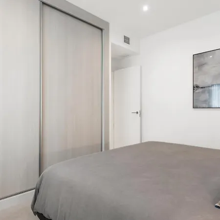 Large In Playas Del Duque Appartement