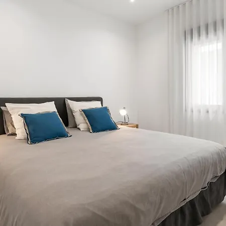 Large In Playas Del Duque Appartement *